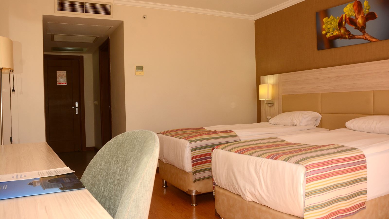 rooms-standard-pool-view