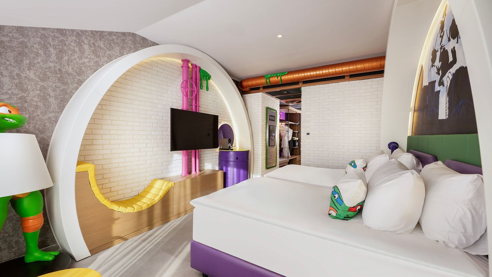 rooms-themed-deluxe-room-connection