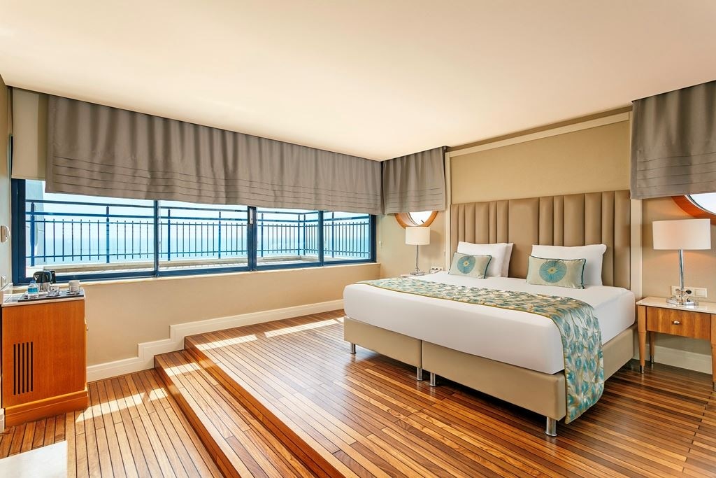 rooms-admiral-suite-main-building-sea-view