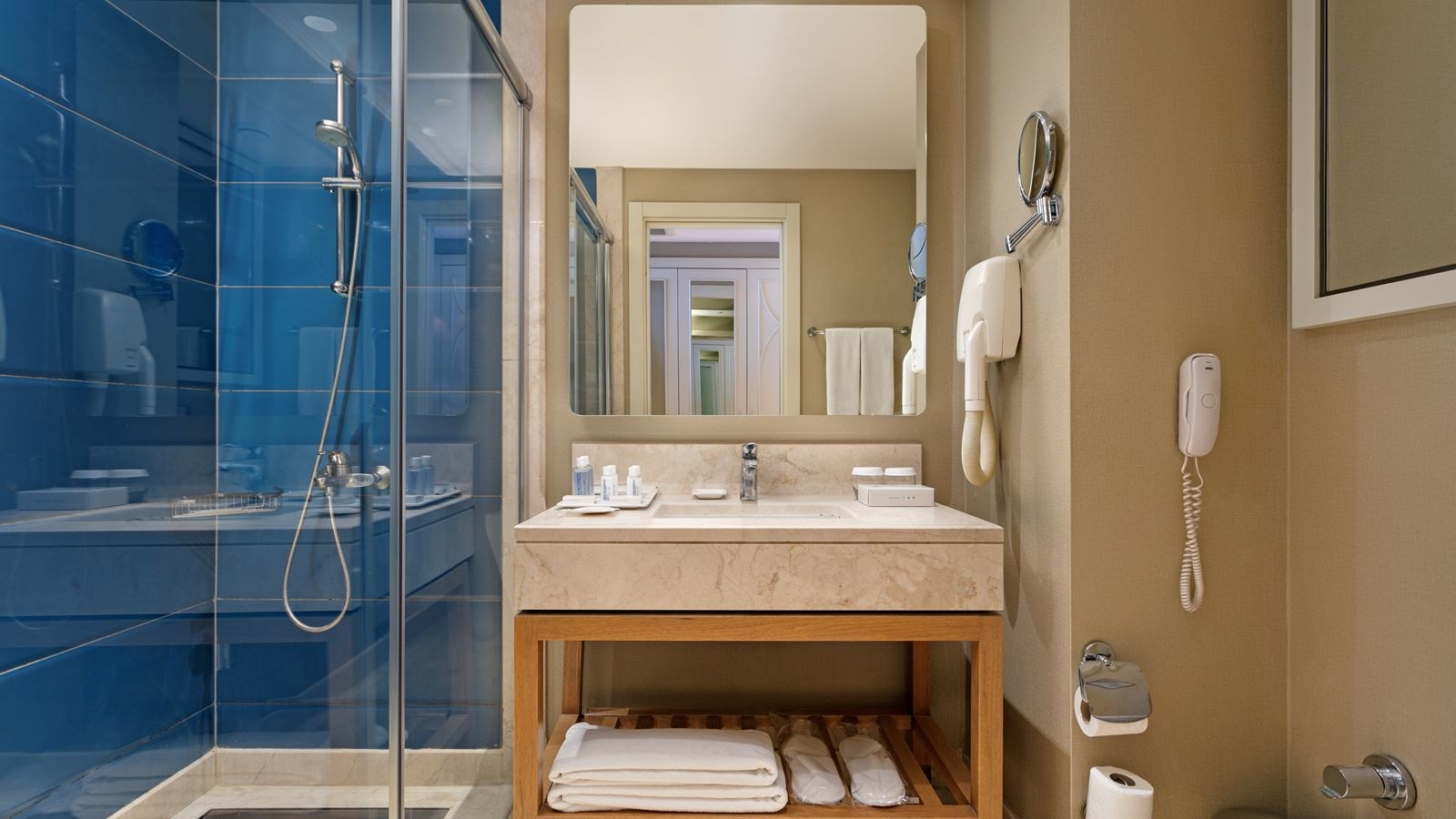 rooms-standard-room-land-wiew-with-balcony